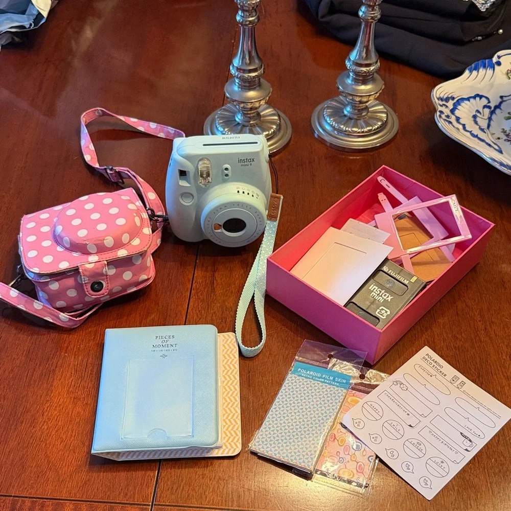 Fujifilm Instax Mini 9 - Light Blue with Pink Polka Dot Case
